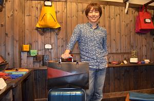 オーダメイド、手作り鞄は神戸市中央区元町の創作工房槌井に。本革、ヌメ革、スエードなどを使用しデザインから完成までの全工程を店主自ら一点一点手作業で作ったハンドメイド革製品が並ぶ。