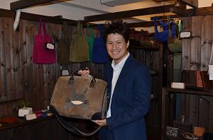 オーダメイド、手作り鞄は神戸市中央区元町の創作工房槌井に。本革、ヌメ革、スエードなどを使用しデザインから完成までの全工程を店主自ら一点一点手作業で作ったハンドメイド革製品が並ぶ。