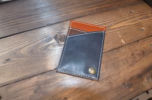 オーダメイド、手作り鞄は神戸市中央区元町の創作工房槌井に。本革、ヌメ革、スエードなどを使用しデザインから完成までの全工程を店主自ら一点一点手作業で作ったハンドメイド革製品が並ぶ。