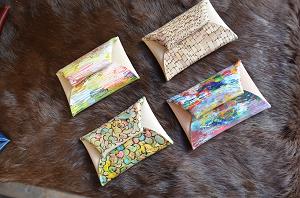 オーダメイド、手作り鞄は神戸市中央区元町の創作工房槌井に。本革、ヌメ革、スエードなどを使用しデザインから完成までの全工程を店主自ら一点一点手作業で作ったハンドメイド革製品が並ぶ。