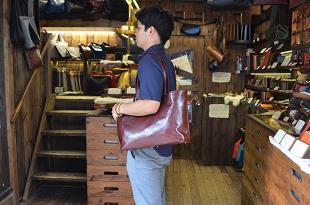 レザーバッグをオーダーメイドできる神戸の手作り(ハンドメイド)革専門店創作鞄槌井のレザートートバッグ