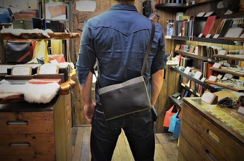 神戸元町にあるレザーバッグをオーダーできるハンドメイドのお店「創作鞄槌井」が製作したミニショルダーバッグ