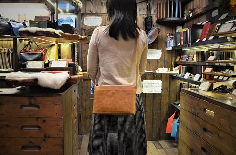 神戸元町にあるレザーバッグをオーダーできるハンドメイドのお店「創作鞄槌井」が製作したミニショルダーバッグ