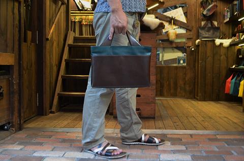 神戸元町にあるレザーバッグをオーダーできるハンドメイドのお店「創作鞄槌井」が手作したフルオーダーボディバッグ