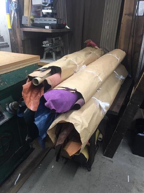 神戸元町にあるレザーバッグをオーダーできるハンドメイドのお店「創作鞄槌井」が新しく仕入れてきた革