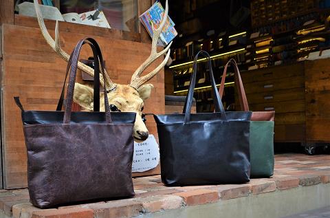 神戸元町にあるレザーバッグをオーダーできるハンドメイドのお店「創作鞄槌井」が製作した大容量両面ポケット付きトートバッグ