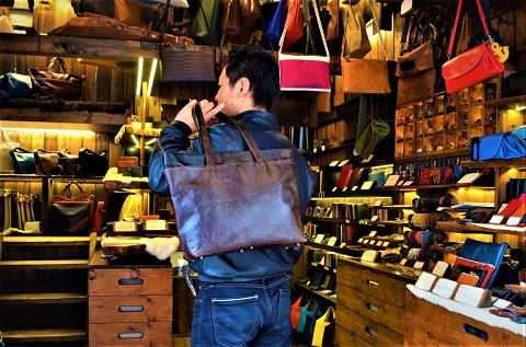 神戸元町にあるレザーバッグをオーダーできるハンドメイドのお店「創作鞄槌井」が製作した大容量両面ポケット付きトートバッグ
