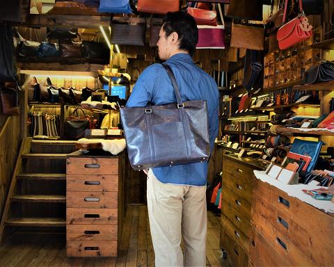 神戸元町にあるレザーバッグをオーダーできるハンドメイドのお店「創作鞄槌井」が製作した大容量両面ポケット付きトートバッグ
