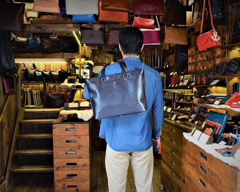 神戸元町にあるレザーバッグをオーダーできるハンドメイドのお店「創作鞄槌井」が製作した大容量両面ポケット付きトートバッグ