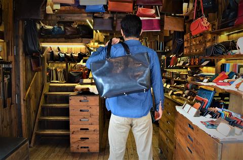 神戸元町にあるレザーバッグをオーダーできるハンドメイドのお店「創作鞄槌井」が製作したオイルバケッタトートバッグ