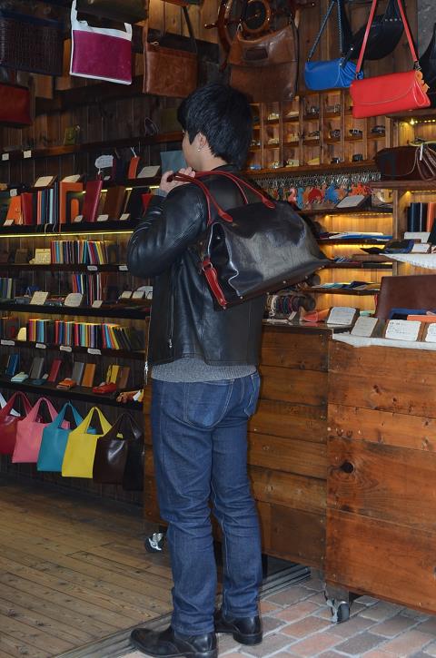 神戸元町にあるレザーバッグをオーダーできるハンドメイドのお店「創作鞄槌井」が創った丸トートバッグ