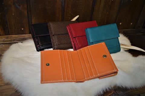神戸元町にあるレザーバッグをオーダーできるハンドメイドのお店「創作鞄槌井」が製作したコンパクト二つ折り財布