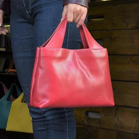 神戸元町にあるレザーバッグをオーダーできるハンドメイドのお店「創作鞄槌井」が製作したR持ち手ミニバック