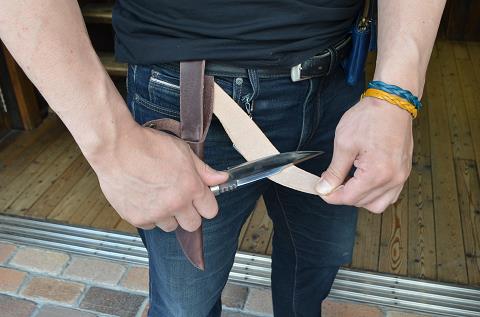 神戸元町にあるレザーバッグをオーダーできるハンドメイドのお店「創作鞄槌井」が製作した刃物ケースの汚れ拭き