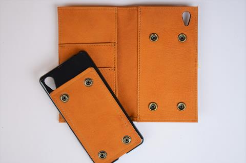 神戸元町にあるレザーバッグをオーダーできるハンドメイドのお店「創作鞄槌井」の新作レザースマートフォンケース