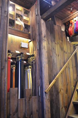 神戸元町にあるレザーバッグをオーダーできるハンドメイドのお店「創作鞄槌井」レザーベルトが並ぶベルトコーナー