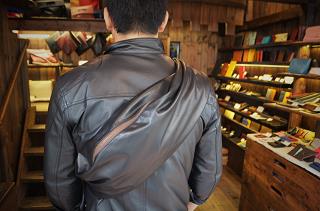 神戸元町にあるレザーバッグをオーダーメイドできる手作りレザー専門店で創った風呂敷レザーバッグ