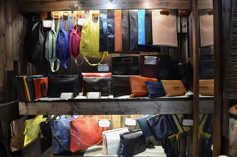 神戸元町にあるレザーバッグをオーダーできるハンドメイドのお店「創作鞄槌井」のレザーバッグコーナー