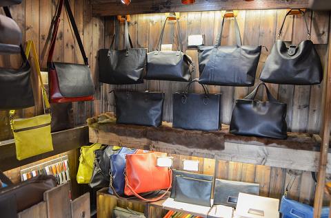 神戸元町にあるレザーバッグをオーダーできるハンドメイドのお店「創作鞄槌井」のレザーバッグコーナー