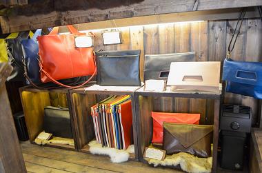 神戸元町にあるレザーバッグをオーダーできるハンドメイドのお店「創作鞄槌井」のレザーバッグコーナー