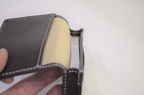 神戸元町にあるレザーバッグをオーダーできるハンドメイドのお店「創作鞄槌井」で創った名刺入れ