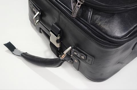 神戸元町にあるレザーバッグをオーダーできるハンドメイドのお店「創作鞄槌井」のキャリーバッグの持ち手修理