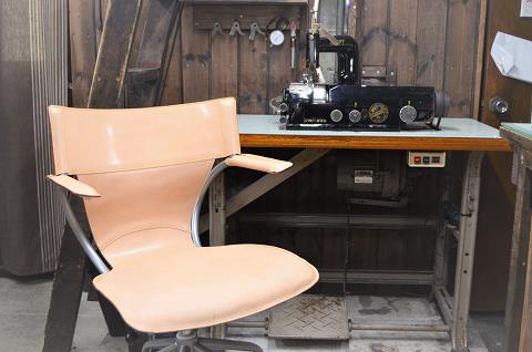 神戸元町にあるレザーバッグをオーダーできるハンドメイドのお店「創作鞄槌井」工房内の作業イスを新調しました