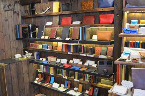 神戸元町にあるレザーバッグをオーダーできるハンドメイドのお店「創作鞄槌井」の店内