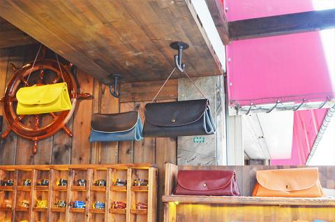 神戸元町にあるレザーバッグをオーダーできるハンドメイドのお店「創作鞄槌井」の店頭にアンティークフックの取り付け