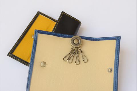 神戸元町にあるレザーバッグをオーダーできるハンドメイドのお店「創作鞄槌井」が創ったスリムキーケース(お持ち込み素材使用)