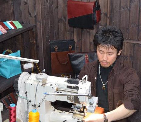 神戸元町にあるレザーバッグをオーダーできるハンドメイドのお店「創作鞄槌井」がブーツ