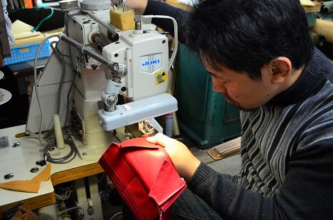 神戸元町にあるレザーバッグをオーダーできるハンドメイドのお店「創作鞄槌井」が創ったラウンドファスナー財布
