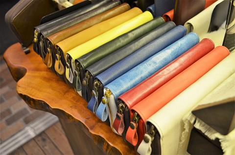 神戸元町にあるレザーバッグをオーダーできるハンドメイドのお店「創作鞄槌井」が創ったラウンドファスナー財布「長財布02」