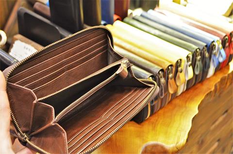 神戸元町にあるレザーバッグをオーダーできるハンドメイドのお店「創作鞄槌井」が創ったラウンドファスナー財布「長財布02」