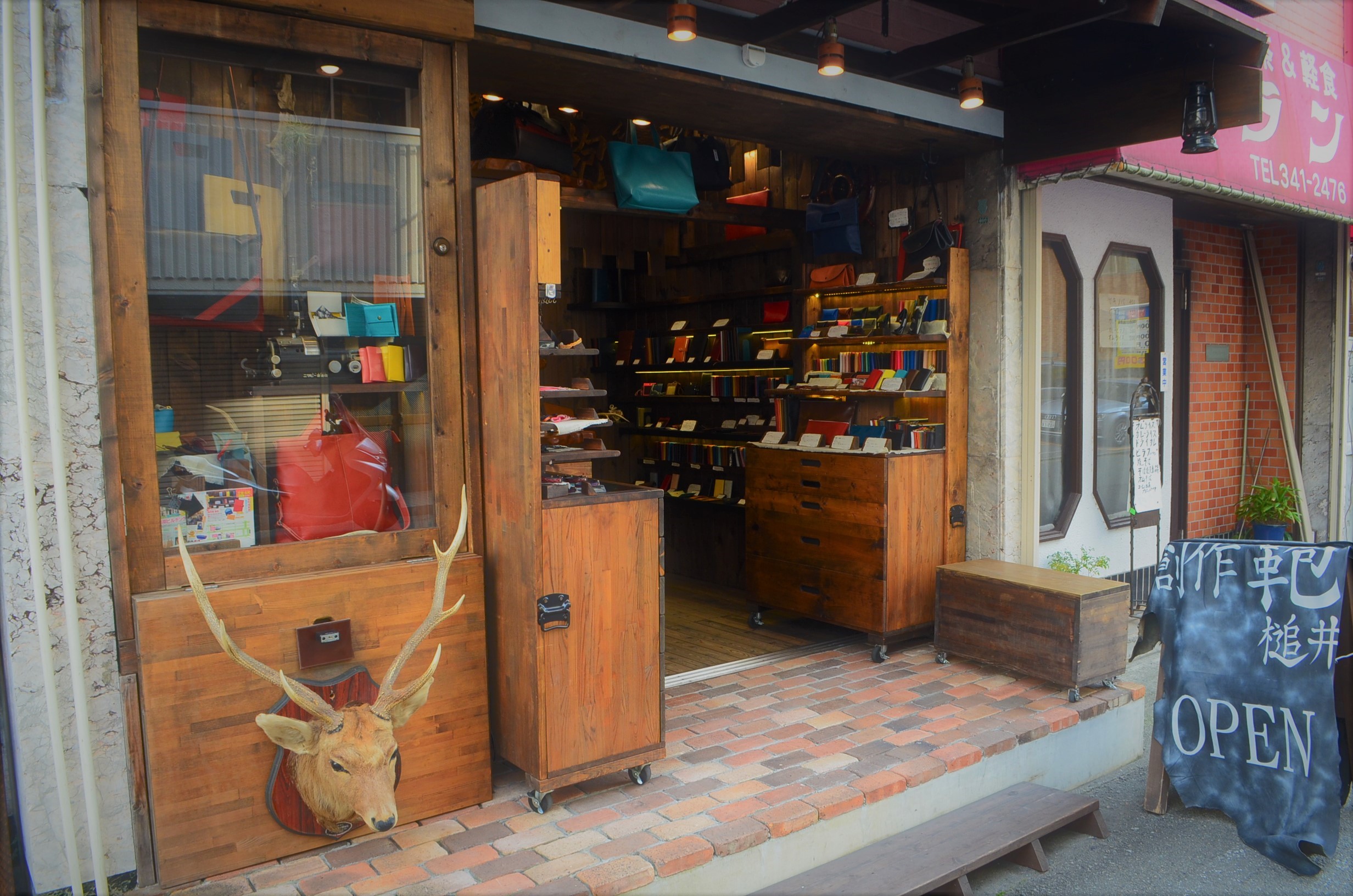 神戸元町にあるレザーバッグをオーダーできるハンドメイドのお店「創作鞄槌井」鹿の剥製