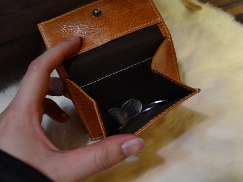 神戸元町にあるレザーバッグをオーダーできるハンドメイドのお店「創作鞄槌井」が創った二つ折り財布