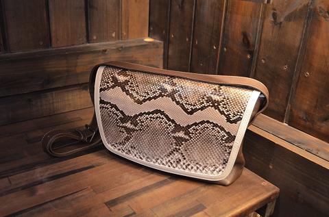 神戸元町にあるレザーバッグをオーダーできるハンドメイドのお店「創作鞄槌井」がつくったショルダーバッグ