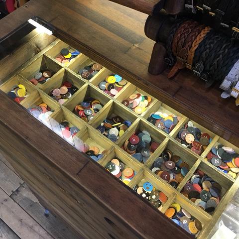 神戸元町にあるレザーバッグをオーダーできるハンドメイドのお店「創作鞄槌井」がハンドメイドしたチャーム