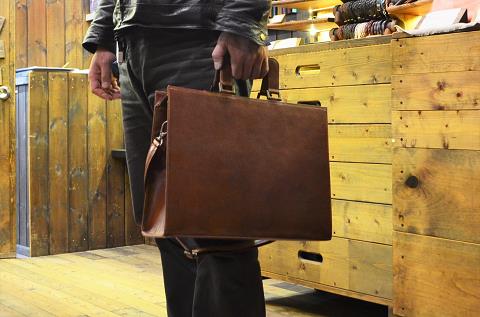 神戸元町にあるレザーバッグをオーダーできるハンドメイドのお店「創作鞄槌井」が手作りしたビジネスバック