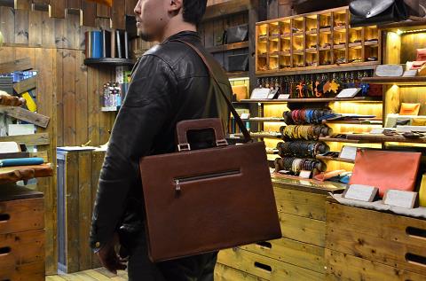 神戸元町にあるレザーバッグをオーダーできるハンドメイドのお店「創作鞄槌井」がハンドメイドしたビジネスバック