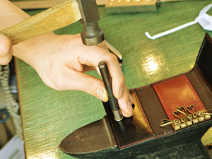 オーダメイド、手作り鞄は神戸市中央区元町の創作工房槌井に。本革、ヌメ革、スエードなどを使用しデザインから完成までの全工程を店主自ら一点一点手作業で作ったハンドメイド革製品が並ぶ。