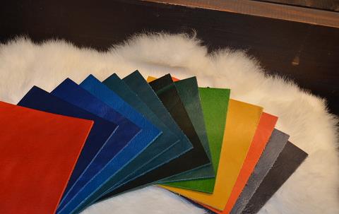 オーダメイド、手作り鞄は神戸市中央区元町の創作工房槌井に。本革、ヌメ革、スエードなどを使用しデザインから完成までの全工程を店主自ら一点一点手作業で作ったハンドメイド革製品が並ぶ工房のヌメ革