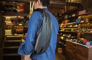神戸元町にあるレザーバッグをオーダーメイドできる手作りレザー専門店「創作鞄槌井」で創った名刺入れ