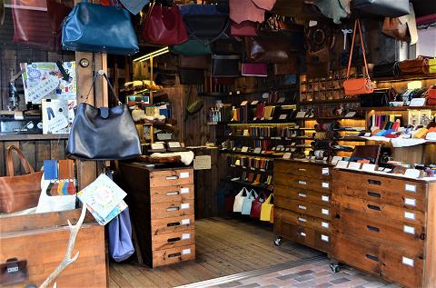 神戸元町にあるレザーバッグをオーダーできるハンドメイドのお店「創作鞄槌井」が製作した店舗