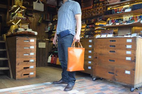 神戸元町にあるレザーバッグをオーダーできるハンドメイドのお店「創作鞄槌井」が製作した縦型トートバッグ