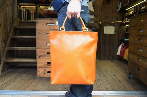 神戸元町にあるレザーバッグをオーダーできるハンドメイドのお店「創作鞄槌井」が製作した縦型トートバッグ