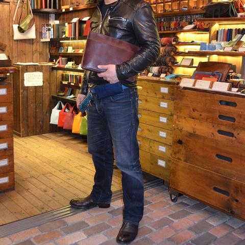神戸元町にあるレザーバッグをオーダーできるハンドメイドのお店「創作鞄槌井」が製作したクラッチバック