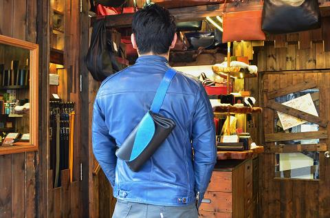 神戸元町にあるレザーバッグをオーダーできるハンドメイドのお店「創作鞄槌井」がハンドメイドしたプックリポシェットのボディバッグ