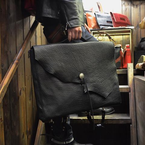 神戸元町にあるレザーバッグをオーダーできるハンドメイドのお店「創作鞄槌井」がハンドメイドしたフルオーダーリュック