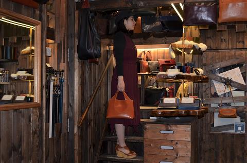 神戸元町にあるレザーバッグをオーダーできるハンドメイドのお店「創作鞄槌井」がハンドメイドしたミニバック